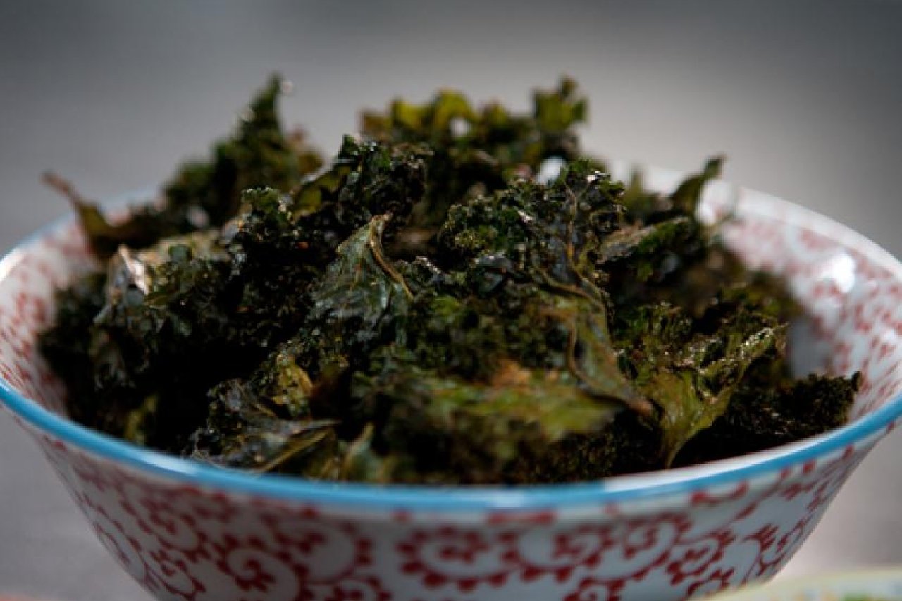 Kale crisps in a bowl