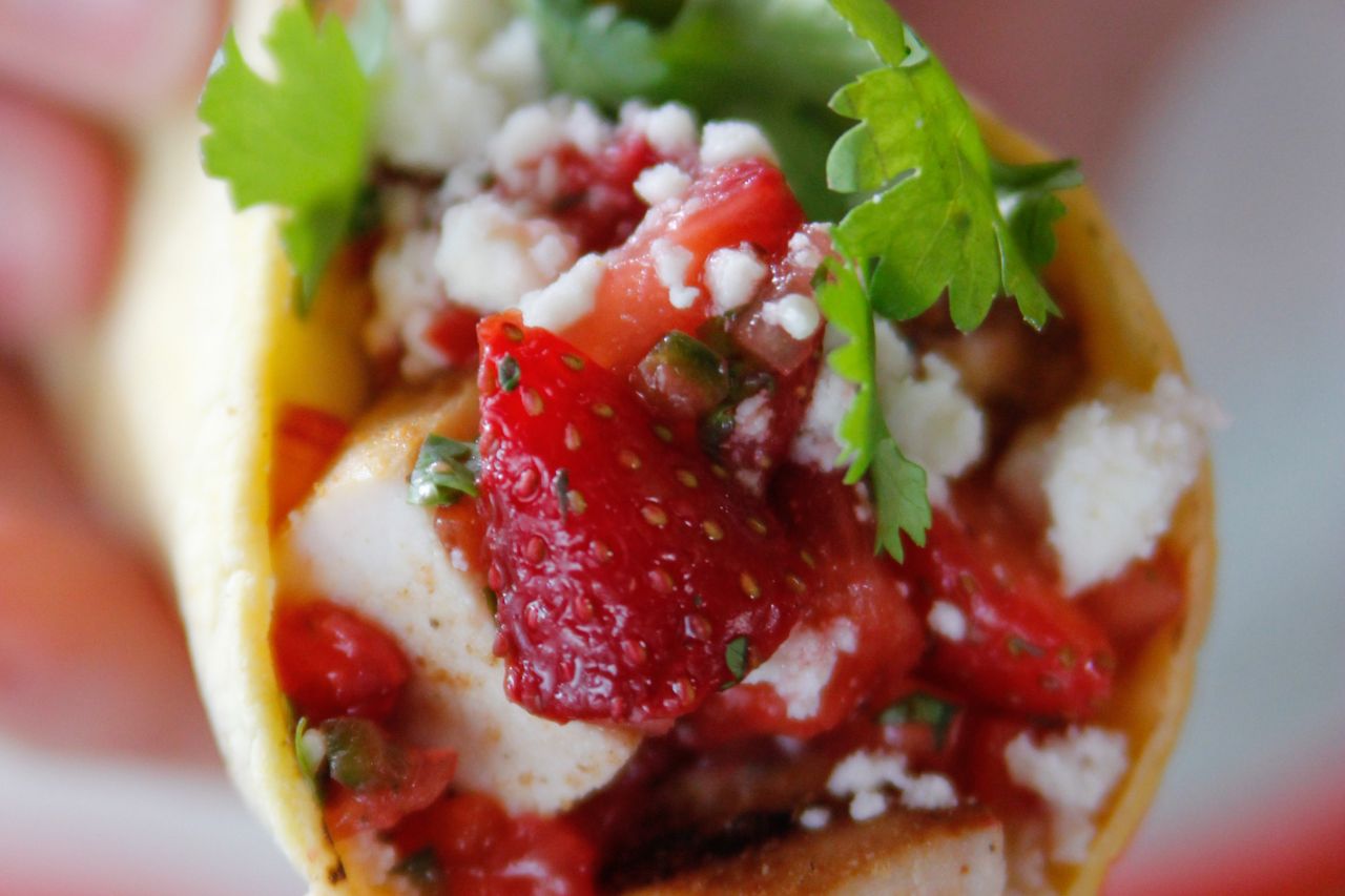 grilled chicken and strawberry taco
