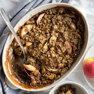 This Healthy Apple Pie Oatmeal Bake is Your New Favourite Breakfast