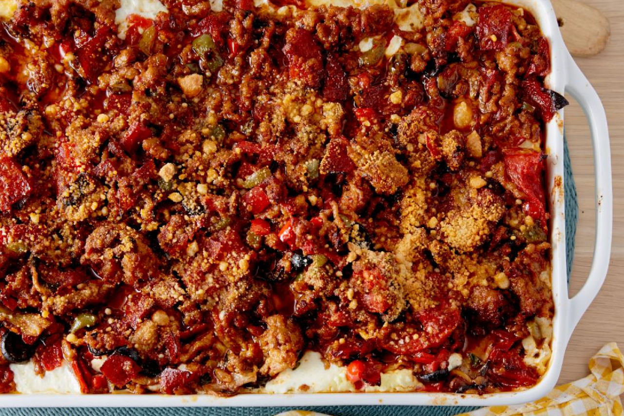 A one-pan lasagna with bell peppers, tomatoes and mushrooms