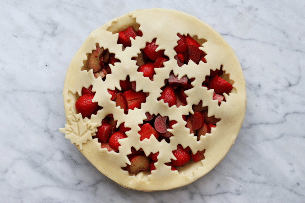 Strawberry rhubarb pie lattice decorating