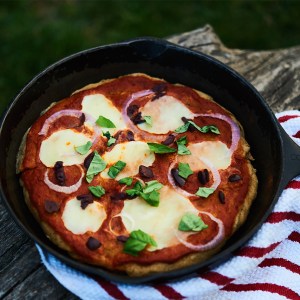 How to Make Easy Campfire Pizza in a Cast Iron Skillet