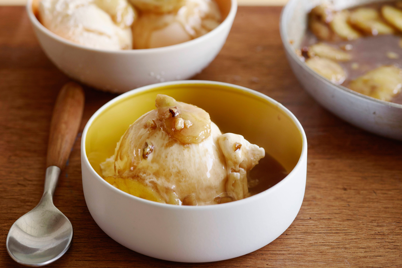 A bowl with Ree Drummond's bananas foster dessert