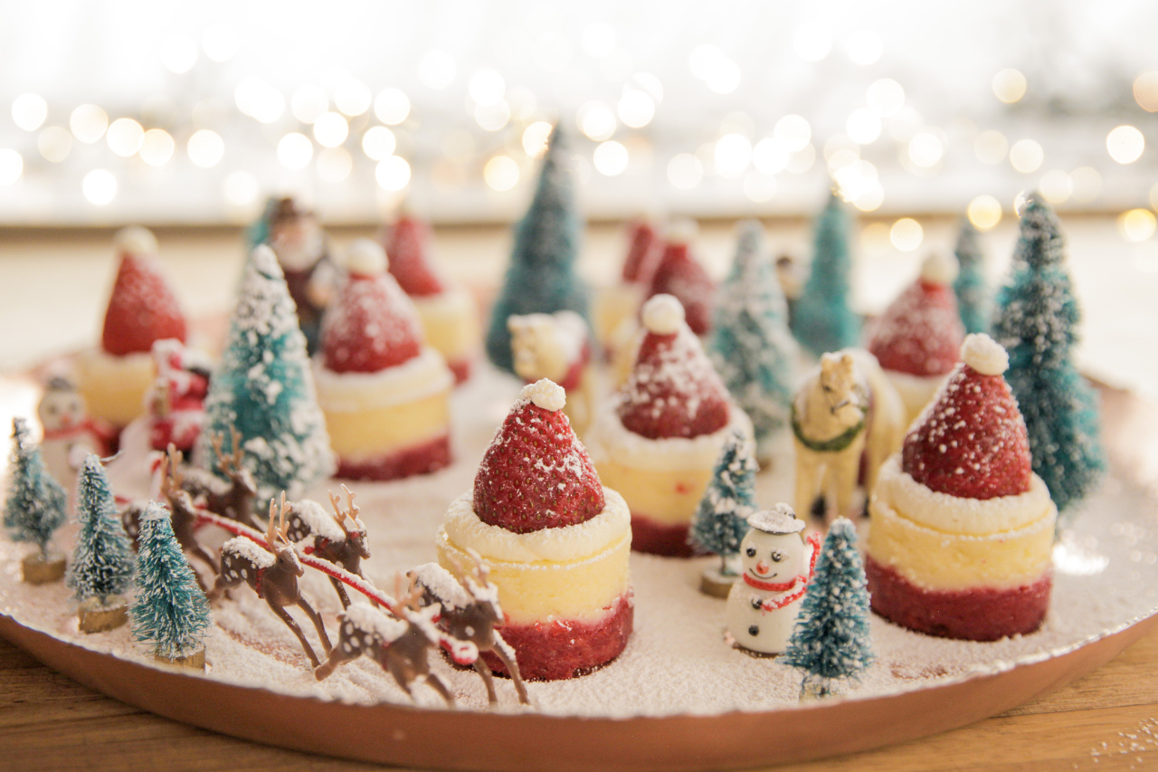 Cheesecake bites with strawberry santa hats