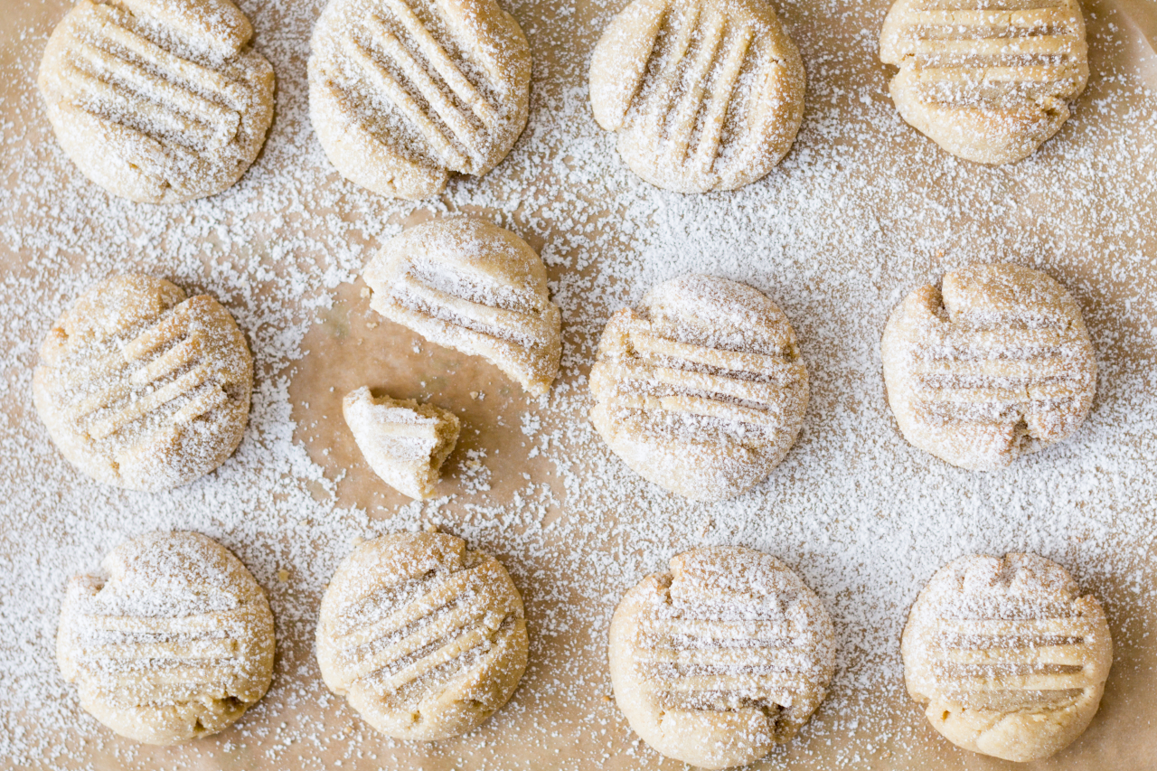 Vegan shortbread cookies dusted with icing sugar