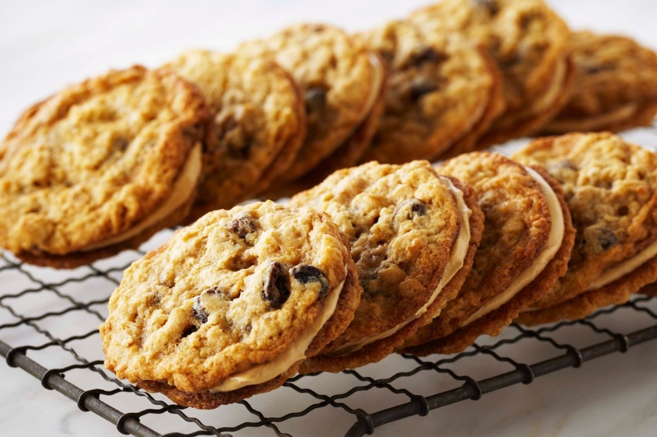 https://api.vip.foodnetwork.ca/wp-content/uploads/2019/08/fc4a0f5d-99ea-4c89-a6e0-66c2e325ea10_Bake_1037_Oatmeal-Raisin-Sandwich-Cookies.web-ready.jpg