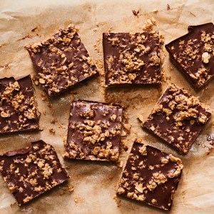 These No-Bake Chocolate Layered Oat Bars Are Sinfully Healthy