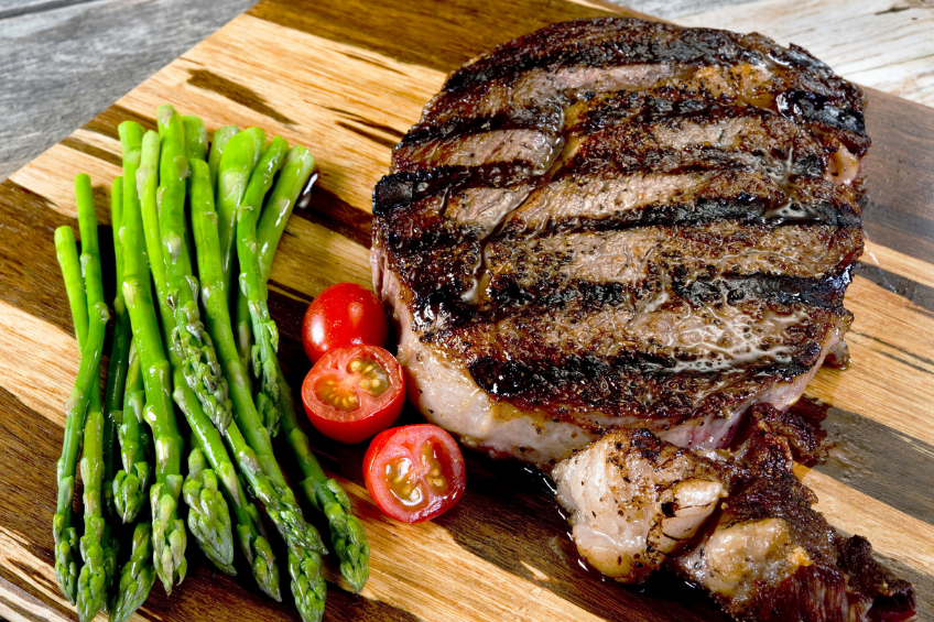 A juicy steak with asparagus and tomatoes