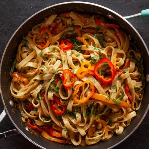 Ree Drummond’s 30-Minute Vegetarian Pasta Makes Peppers the Star