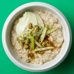 Healthy Oatmeal With Matcha Yogurt, Pistachios and Apples