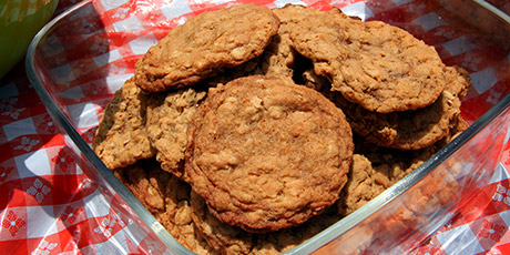 https://api.vip.foodnetwork.ca/wp-content/uploads/2021/08/96615e27-e392-4d92-a367-89e9e282a87a_brown-sugar-oatmeal-cookies_WebReady-3.jpg