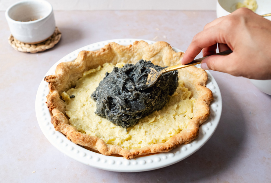 Adding black sesame cream to the pie
