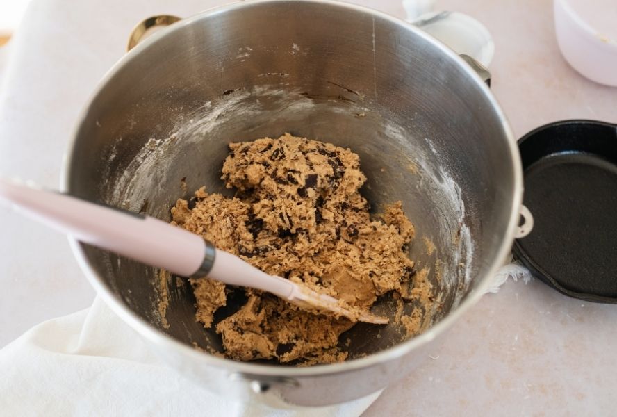 https://api.vip.foodnetwork.ca/wp-content/uploads/2021/10/skillet-cookie-dough.jpg