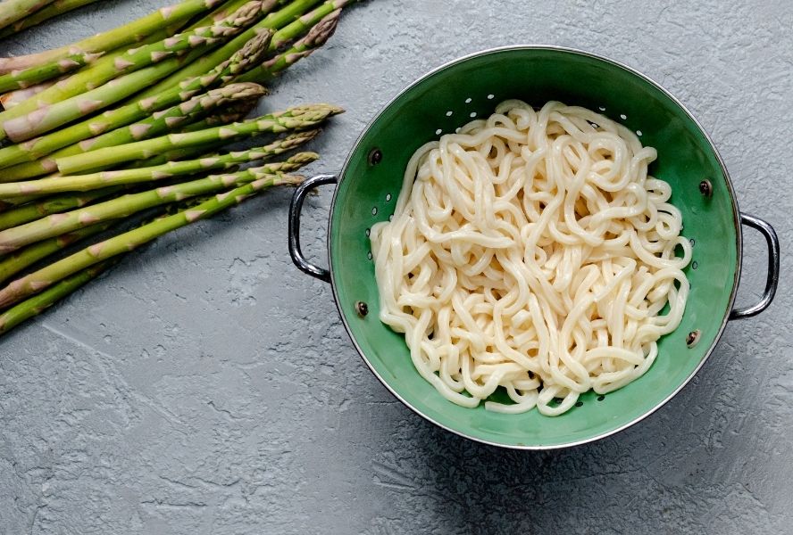 udon noodles in strainer