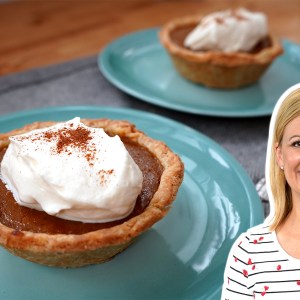 These Mini Pumpkin Pies From Anna Olson Will Become Your New Addiction