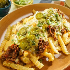 Sunny Anderson’s Easy Chili Cheese Fries Get Major Flavour From a Secret Shortcut