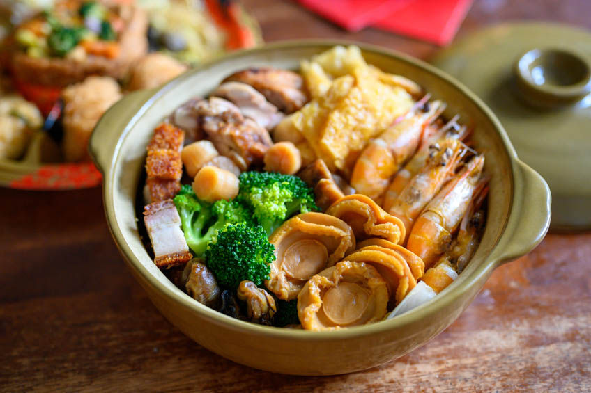A clay pot of abalone and vegetables