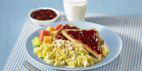 Creamy Scrambled Eggs with Fruity Toast