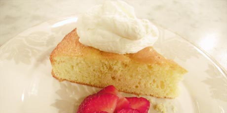 Sponge Cake with Strawberries and Cream