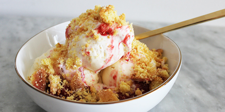 Strawberry Rhubarb &amp; Shortbread Cookie Crumble