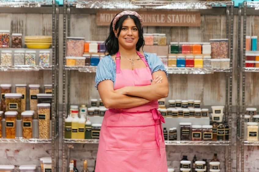 A portrait of Jenniffer Woo in a pink apron.