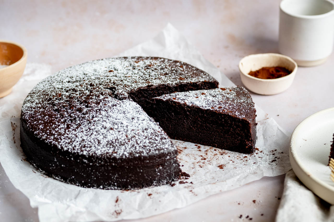 A chocolate olive oil cake dusted with icing sugar