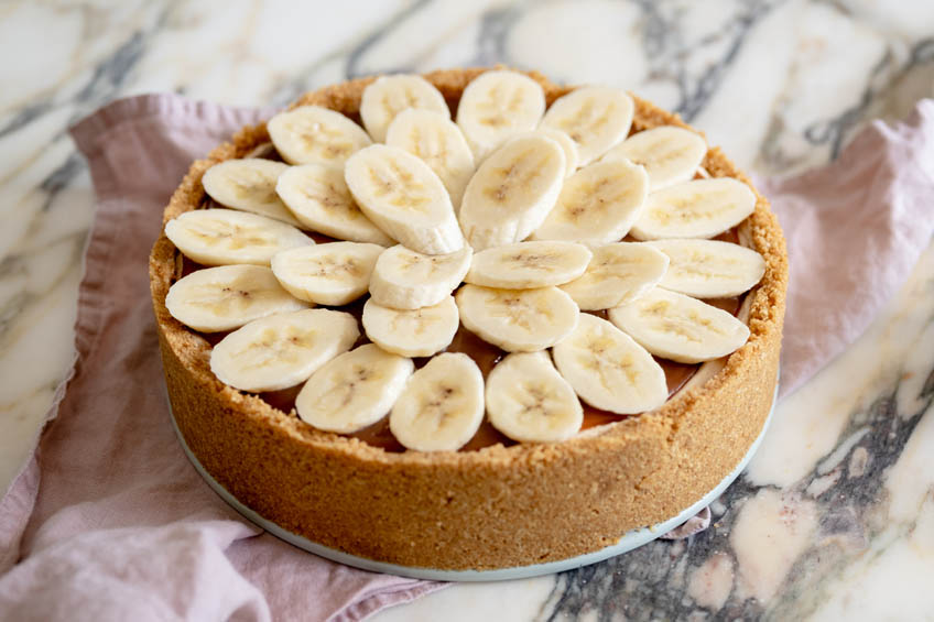 No-bake bannofee cheesecake topped with bananas