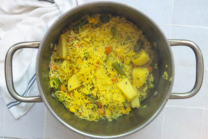 Vegetable pulao in a pot
