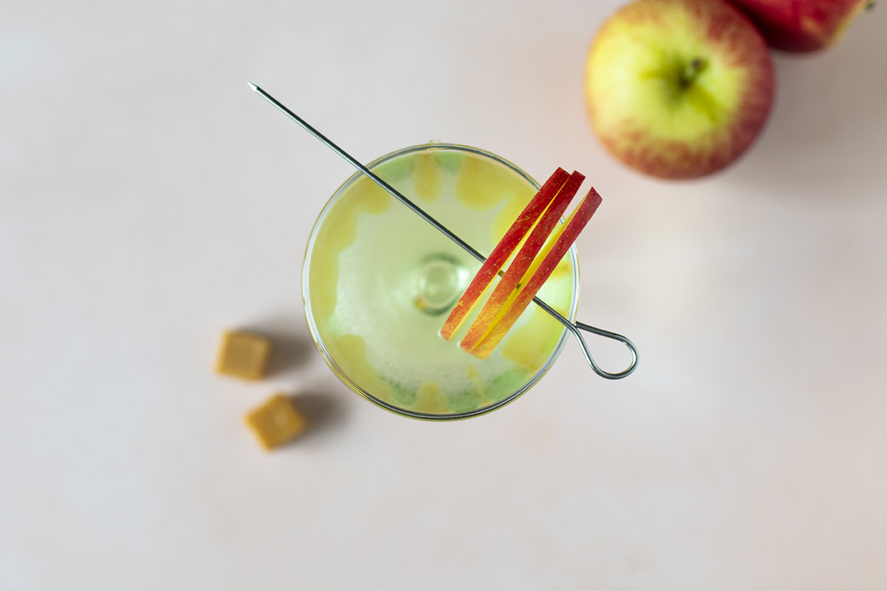 Caramel apple martini garnished with apples