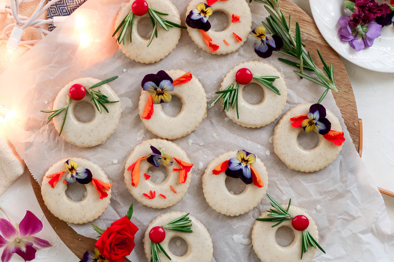 Gingerbread Spiced Shortbread Wreath Cookies Are Seriously Adorable