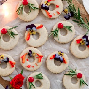 Gingerbread Spiced Shortbread Wreath Cookies Are Seriously Adorable