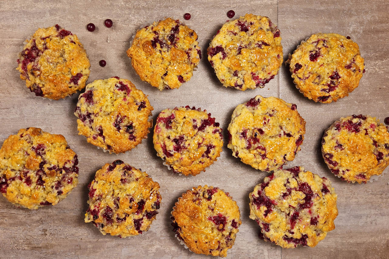 https://api.vip.foodnetwork.ca/wp-content/uploads/2023/01/cranberry-muffins-feat.jpg