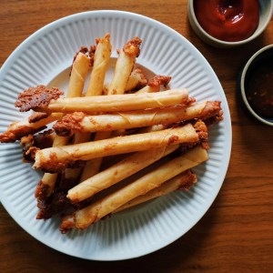 These 4-Ingredient Cheese Lumpia Are Crispy, Cheesy Perfection