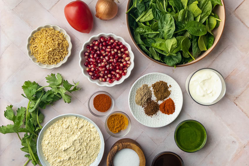 Ingredients for spinach pakora chaat
