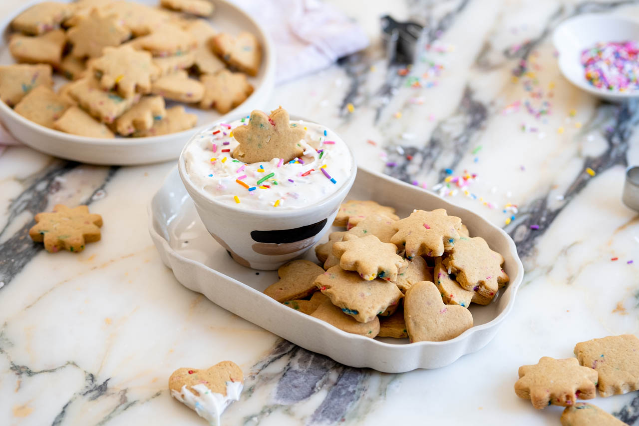 Dunkable funfetti cookies with dip