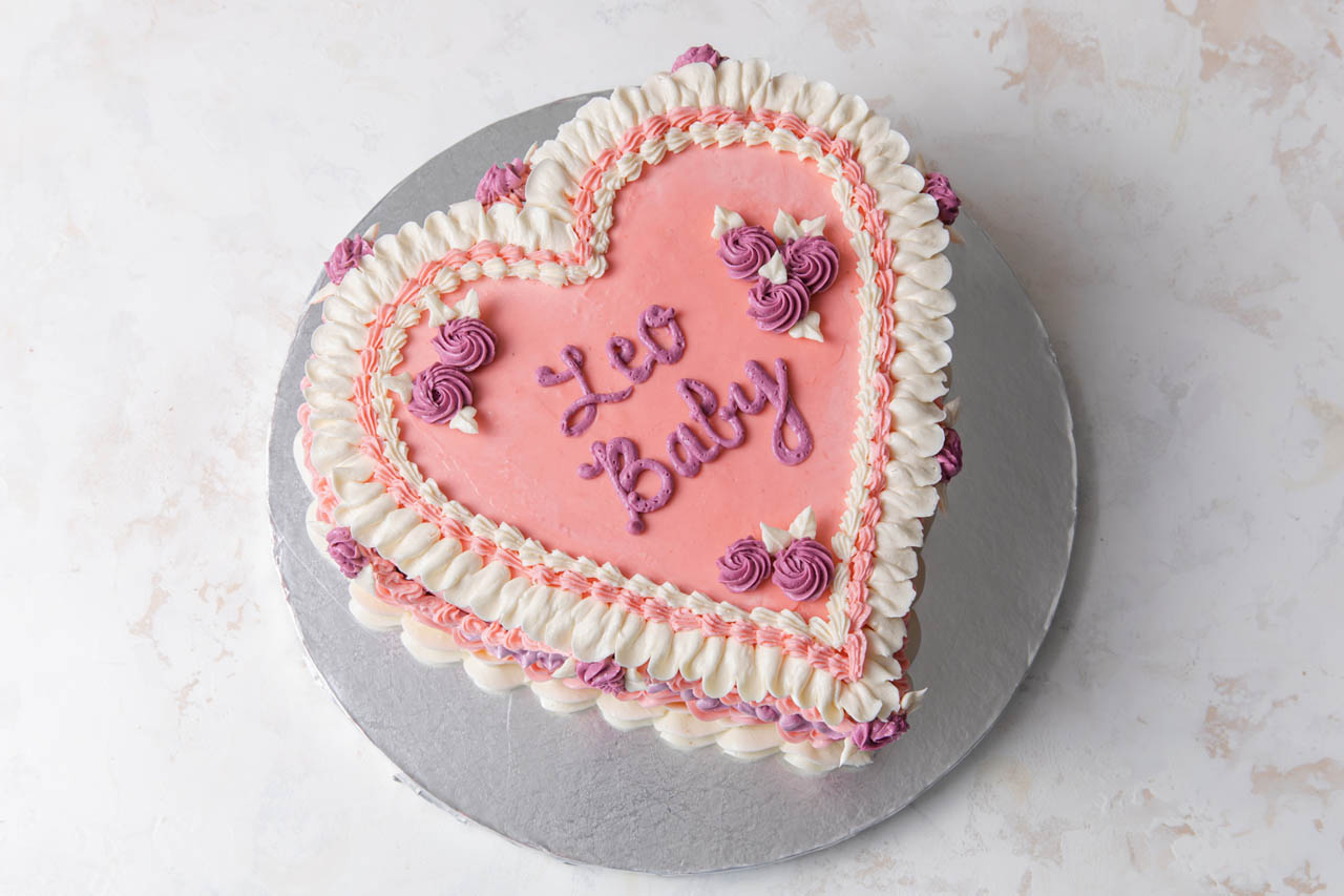 A baddie birthday cake that says "Leo Baby"