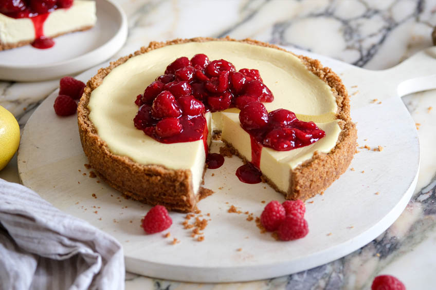 Cottage cheese cheesecake with raspberry sauce