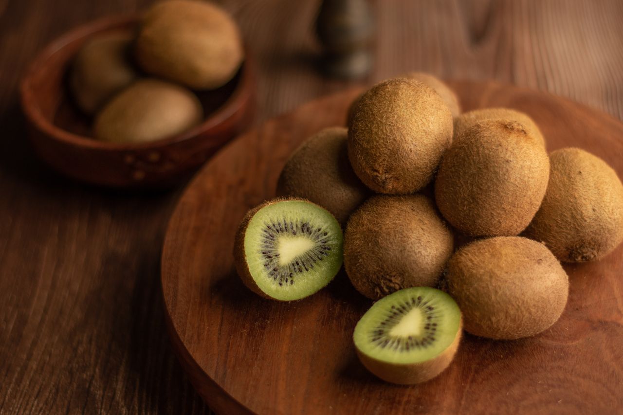 How To Peel A Kiwi The Right Way Food Network Canada   Fnc Peel Kiwi Still 