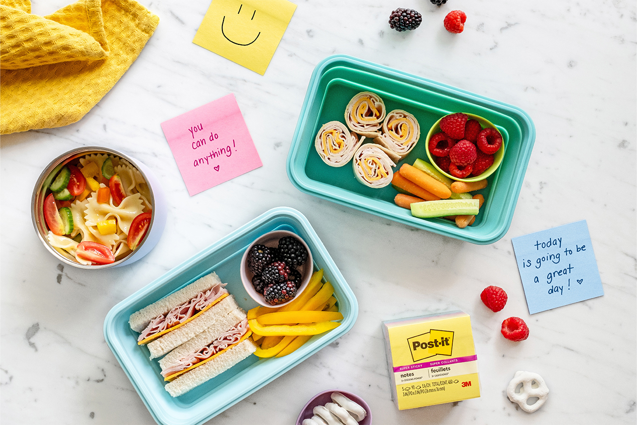 A packed lunch labeled with 3PM Post-Its