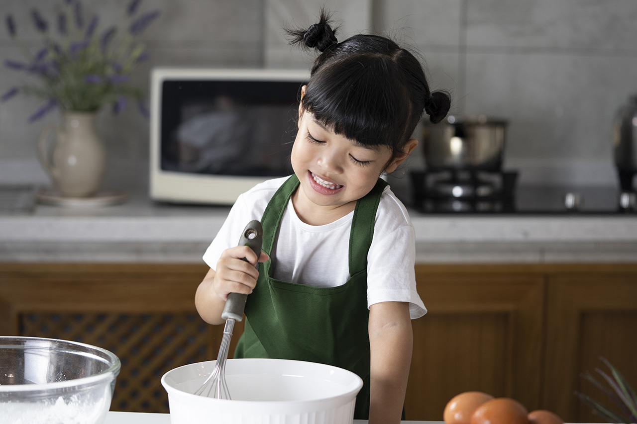 https://api.vip.foodnetwork.ca/wp-content/uploads/2023/12/10-baking-safety-tips-to-teach-your-budding-beginner-baker.jpg