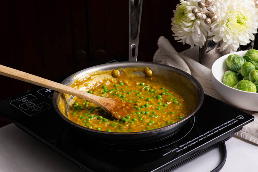 Curry gravy in a sauce pan.