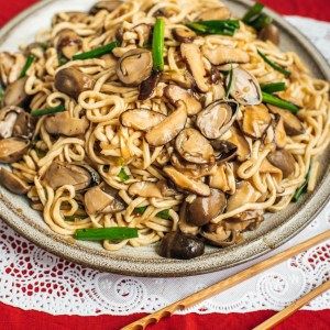 Chinese Longevity Noodles (Yee Mein)
