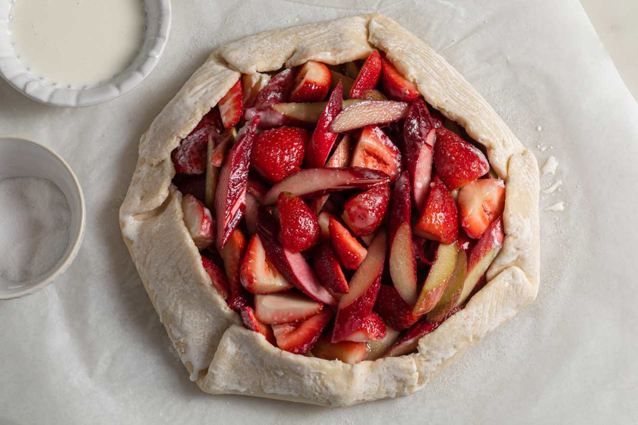 Folded tart with strawberries in the middle