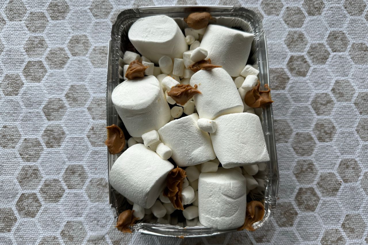 Marshmallows on the oven-baked s'mores